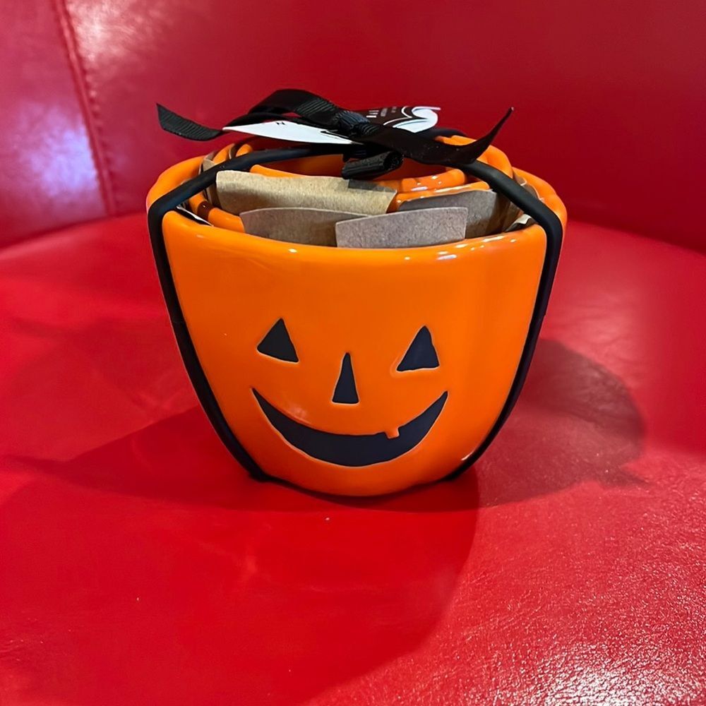 NWT Rae Dunn Halloween pumpkin measuring cups